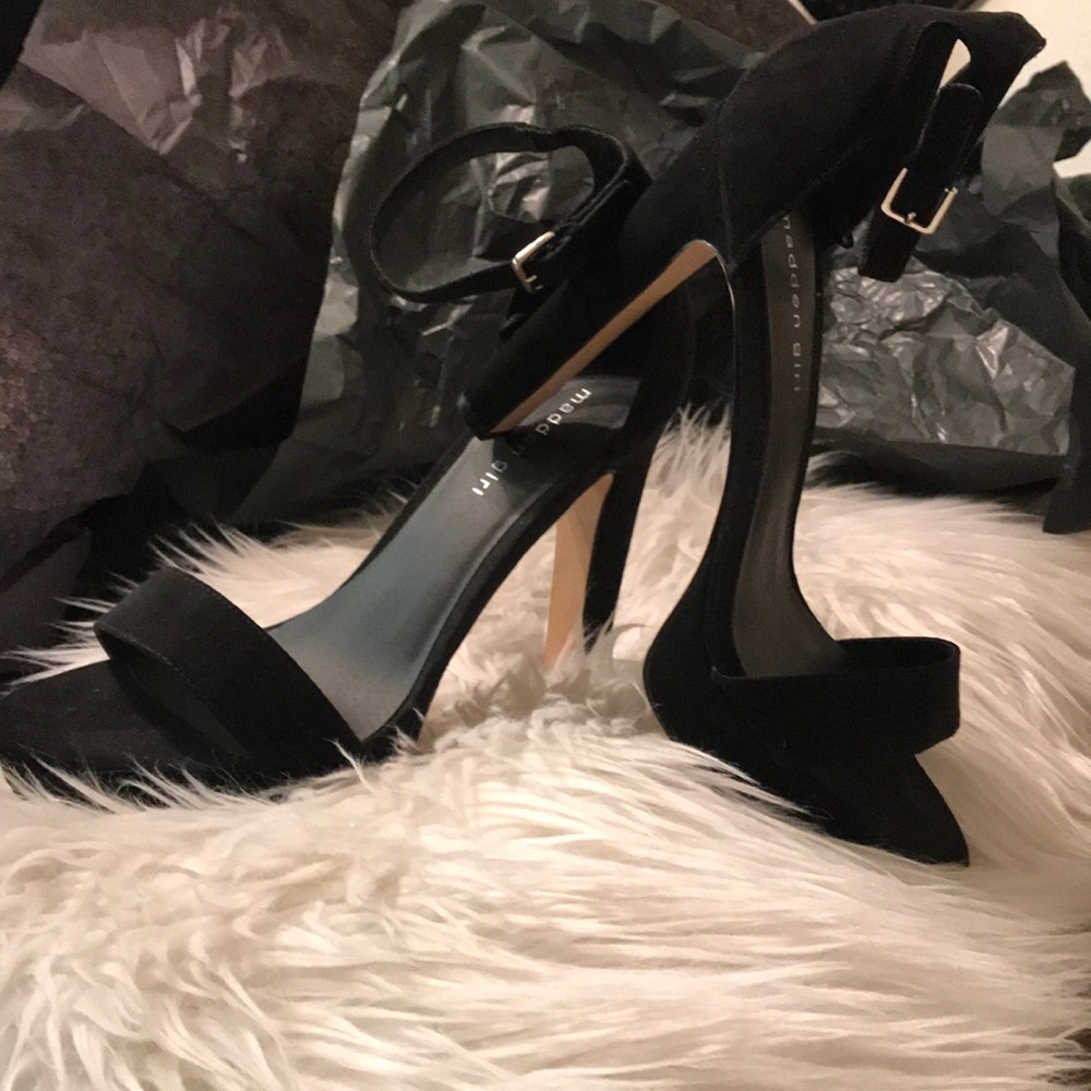 Plant-form suede black heels!!